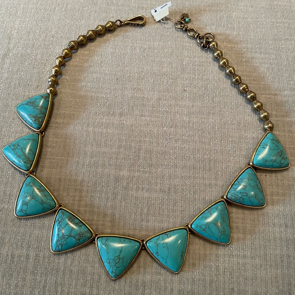Choker necklace.